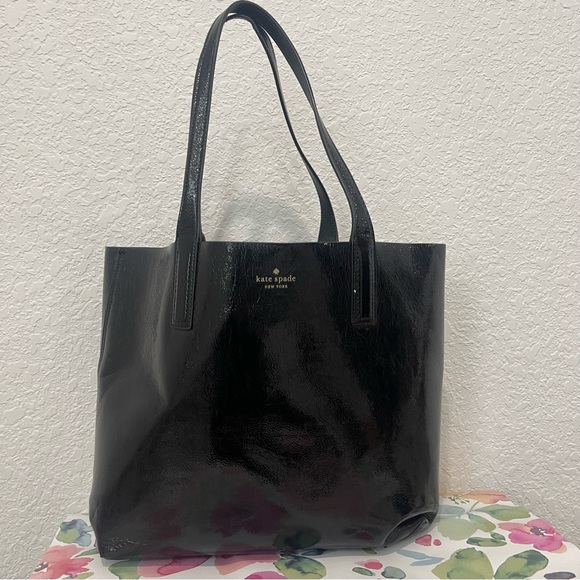 kate spade Handbags - Kate Spade New York Arch Reversible Tote